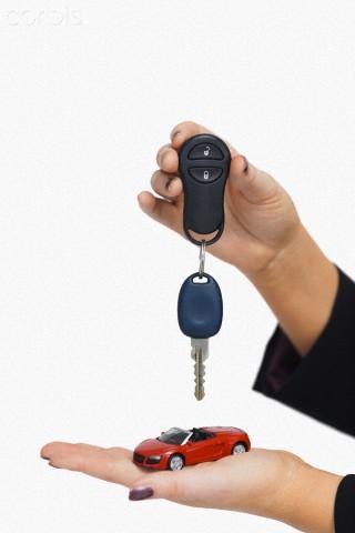 Otomotiv pazarında tüketicilerin yaptığı alımların üçte ikisi kredili olarak gerçekleştirilirken, analistlerin TCMB verileri üzerinden yaptıkları hesaplamalarına göre, toplam otomotiv kredisi stoku Ağustos sonu itibariyle 32.6 milyar lira düzeyinde olup, finansman şirketlerinin buradaki payı 12 milyar lira ile yaklaşık yüzde 40 seviyesinde bulunuyor