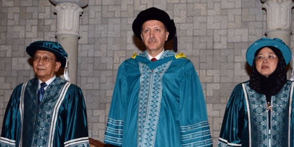 Başbakan kafasına neler taktı?