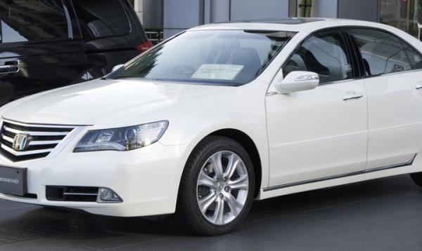 Yılbaşında artan ÖTV ve kurdaki yükselişi fiyatlara yüzde 10-12 civarında yansıtan otomotiv şirketleri, Şubat'ta 8-10 oranları arasında zam yapmaya hazırlanıyor.