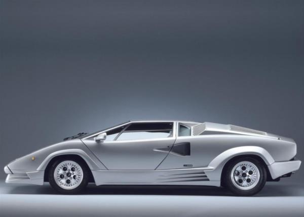 Lamborghini Countach Resimdeki model şirketin 25. yılını kutlayan ve sadece 658 adet üretilen versiyonu. Aracın 5.2 litre hacmindeki V12 motoru 455 beygir gücündeydi ve 295 km/s azami hızı mümkün kılıyordu.