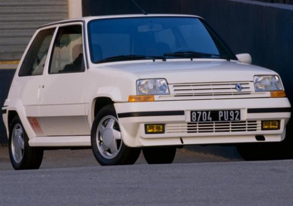 Renault 5 GT Turbo 1.4 litrelik turbo beslemeli motoru ile bu ufak otomobil 100 km/s hıza 7-7.5 saniyede ulaşabiliyordu. 1985-91 yılları arasında üretilen aracın hedefinde Peugeot'nun 205 GTI ile yakaladığı başarı vardı.