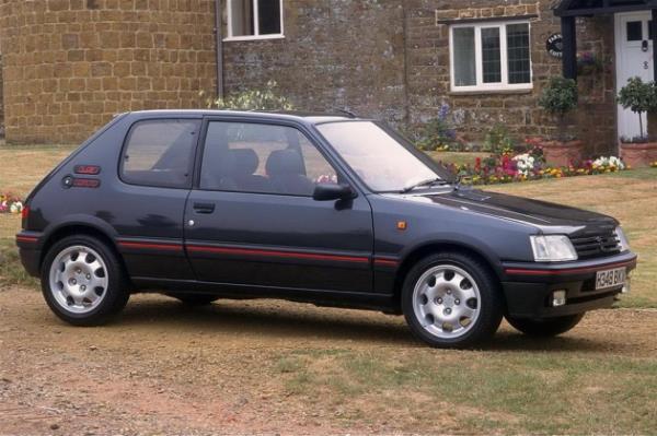 Peugeot 205 GTI satışa sunulduğunda 1.6 litre hacminde 105 beygirlik motora sahti. Güç daha sonra 1.9 litre hacminde 130 beygire kadar yükseldi.