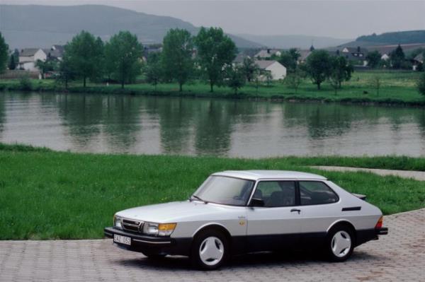 Saab 900 Turbo 16S 1984 model otomobil 175 beygirlik motor gücü ile 210 km/s hıza ulaşabiliyordu.