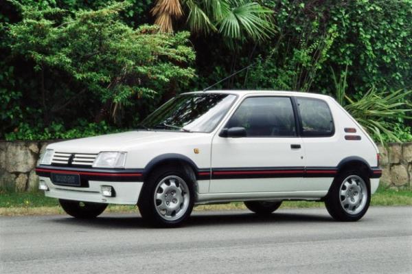 Önden çekiş otomobil, tecrübeli ellerde neredeyse arkadan itiş bir otomobil kadar eğlenceli olabiliyordu.