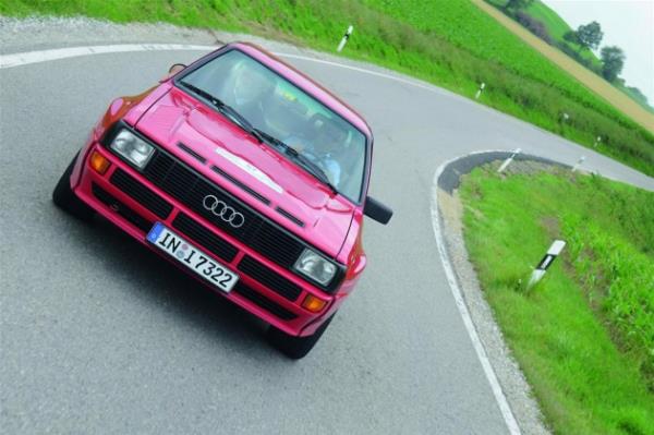 Audi Sport quattro Aracın 2.1 litrelik aşırı beslemeli turbo motoru 306 beygir gücündeydi.