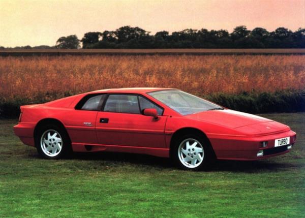 Lotus Esprit Çok geniş bir 'ürün hayat döngüsü'ne sahip olan otomobil, temel hatlarını koruyarak ve ufak rötuşlar ile 1976-2004 yılları arasında üretidi.