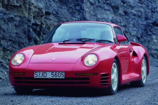 Porsche 959 Şirketin tekerlekli laboratuvarı. 1986-89 yılları arasında üretilen araç, üretildiği yıl dünyanın en hızlı otomobiliydi. 959'un motorunun üst kısmı su soğutmalı alt bloğu ise hava soğutmalıydı. 2.85 litre hacminde çift turbo beslemeli 6 silindirli motor 450 beygir gücündeydi.