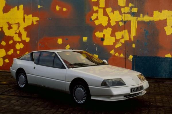 Renault Alpine GTA 0-100 km/s hızlanması yaklaşık 8 saniye olan otomobilde gövde parçaları fiberglasdı.