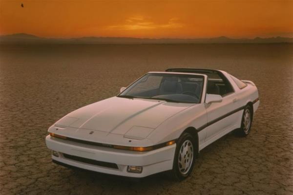 Toyota Supra Targa 1986-1992 yılları arasında üretilen model 3 litre hacminde 200 beygir üreten motor ile donatılmıştı.