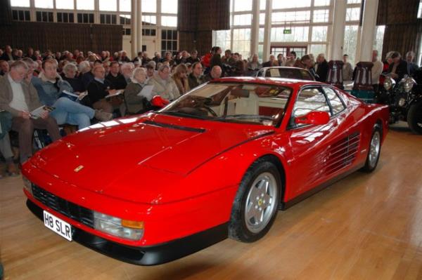 Ferrari Testarossa İtalyanca kırmızı kafa anlamına gelen Testarossa'da motor üst blokları kırmızı renkteydi. Yaklaşık 390 beygir gücündeki boksör V12 motor 4.9 litra hacmindeydi.