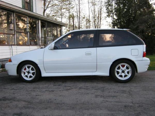 Suzuki Swift GTI 1.3 Devirlenirken egzozun tampona vurması ile ilginç bir ses çıkaran GTI'da 1.3 litre hacminde 100 beygir gücünde bir motor kullanılıyordu. Devirli motoru ile eğlenceli bir GTI alternatifiydi.