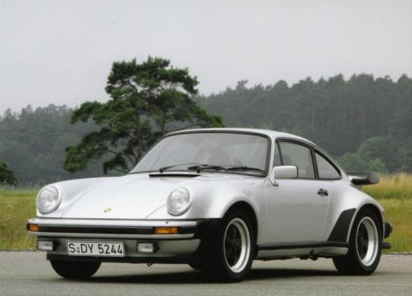 Porsche (930) 911 Turbo 1975-89 yılları arasında üretilen araç Ferrari ve Lamborghini'nin en 12 silindirli modellerine kafa tutacak kadar hızlıydı.