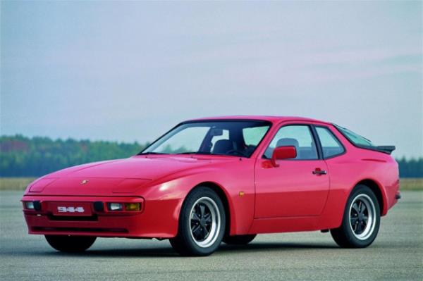 Porsche 944 1982-1991 yılları arasında üretilen modelde 2.5, 2.7 ve 3 litre hacimlerinde motor kullanıldı.