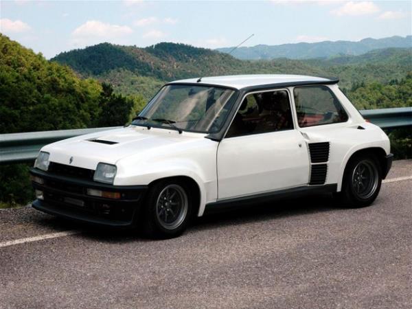 Renault 5 Turbo 1980-84 yılları arasında üretilen araçta motor ön kaput içinde değil, ön koltukların arkasındaydı. Ralli için tasarlanan otomobilin yol versiyonları da üretilmişti. Yarış versiyonlarının gücü 350 beygire kadar yükselebiliyordu.