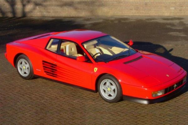 80lerin meşhur Miami Vice dizisinde Don Johnson beyaz bir Testarossa kullanıyordu