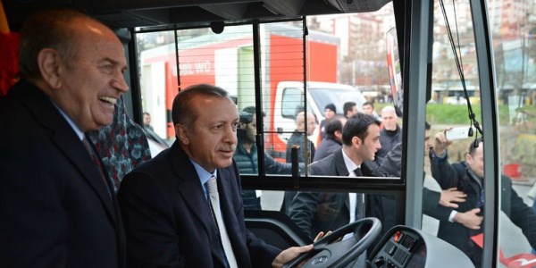 Başbakan, şoför koltuğuna oturdu