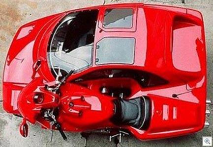 İtalya'da bir şirket tarafından gerçekleştirilen Bike-Car araba olarak dizayn edilmiş. Bu minik araba bir tarafı minik bir araba bir tarafı ise motosiklet.