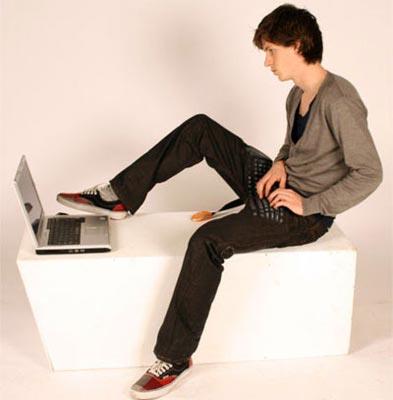 Eğer klavyemi ve faremi yanımdan hiç ayıramam diyorsanız, bu pantolon tam size göre. Tasarımcı Erik Nijs, kot pantolona klavye eklemeyi başararak ilginç bir buluşa imza attı. Üstelik bu pantolon, klavyenin yanı sıra iki adet hoparlöre de sahip.