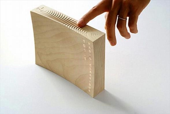 İç tarafına gizlenmiş özel ekranı sayesinde dokunmatik olarak kullanılabilen ağaç radyo