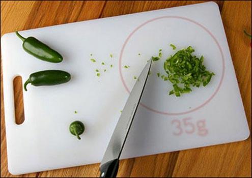 <b>Elektronik Kesme Tahtası</b>   Üzerindeki gıdaların ağırlığını dijital olarak gösterebiliyor. Gramla belirtilen yemek tariflerine uymak veya diyet yaparken programınıza sadık kalmak bu ürün ile oldukça kolaylaşacak gibi görünüyor.