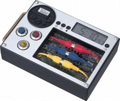 Bomba biçimindeki bu çalar saati her gün etkisiz hale getirmek zorundasınız. Yüksek sesli alarmı (patlama) durdurmak için doğru kabloyu çekmelisiniz. Kod her gün otomatik olarak yenileniyor.