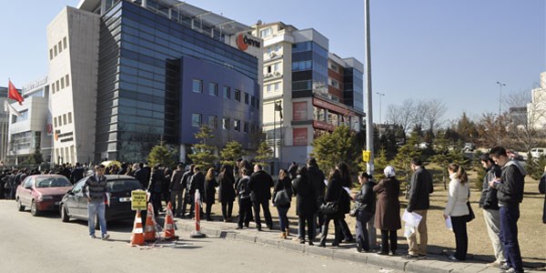 ÖSYM'de uzun kuyruklar oluştu