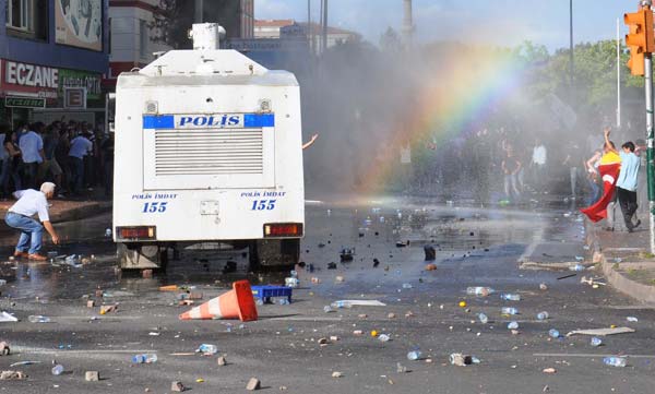 Su akar yolunu bulur