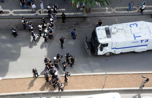 Gidişime yollar, müdahaleme çapulcular hasta