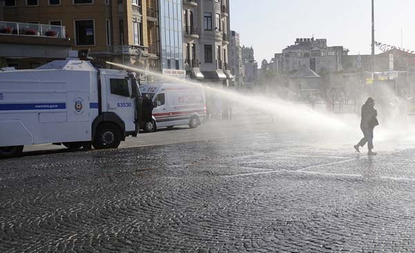 Tomaladıkça kaçan ateş böceğim misin?