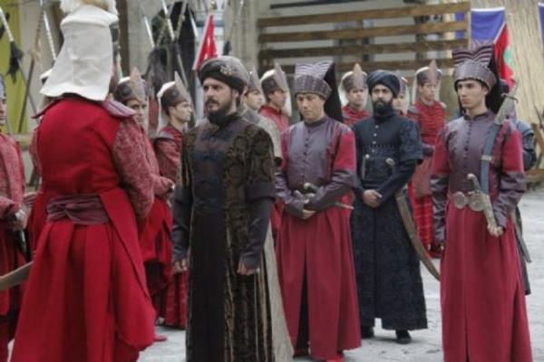 Hem de başka bir kadından olan diğer kardeşlerinin babasına yakın olduklarını bildiği, hatta biri sarayda yaşadığı halde. Bu konuda çok ılımlı.Söylediğim gibi herkes babasının ardından Şehzâde Mustafa'nın hükümdar olmasını bekliyor ve istiyor.