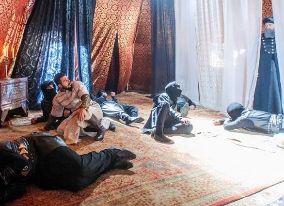 <p>Şehzade Mustafa, Bağy suçu işlemiş. Bu, "devlete isyan" anlamına geliyor. Şimdi de olduğu gibi bu bir suç?</p>    <p>Kanuni, Şehzade'yi izletiyordu. Şehzade'nin İran Şahı'na yazdığı mektuplar ele geçirildi. Mektuplarda, "Babam yaşlandı, tahta benim geçmem gerekli, dedem Yavuz Sultan Selim gibi?" yazıyordu.</p>    Sultan Süleyman, Şeyhülislam Ebussuud Efendi'ye de danışarak mahkeme kararı aldırdı ve oğlunun idamına karar verdi.