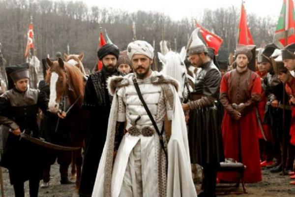 Ertesi gün şehzade babasının elini öpmek için otağ-ı hümayuna yürüdü. Çadıra girdiği zaman babasını göremedi, yedi dilsiz onu karşıladı ve hemen üstüne atılarak boğmak istedilerse de Mustafa bunların elinden kurtulup kaçtı.