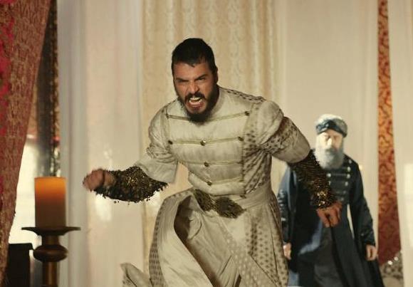 Kanuni elini öptürdü, yarım ağız halini hatırını sordu. Mustafa daha sonra kendi çadırına döndü. Burada onu 7 dilsiz cellat bekliyor ve Zal Rüstem Ağa bekliyordu. Şehzade çadıra girer girmez cellatlar üzerine çullandı, Mustafa direndi. Bir perdenin arkasında bekleyen Zal Rüstem Ağa, Şehzade'nin arkasından dolanarak boynuna kement atarak boğdu. Kanunlar gereği Hanedan ailesinden birinin kanı dökülemeyeceği için Şehzade Mustafa boğularak idam edildi.    <p>Bu sırada Kanuni sultan Süleyman'ın çadırında ağlayarak Kuran-ı Kerim okuduğu rivayet edilir.</p>