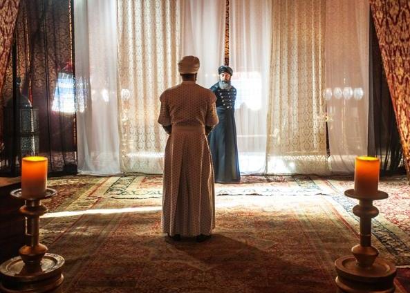 O sıra da İran'a karşı bir savaş vardı, zaten İran'la aramız hiç iyi olmadı? Kanuni, Amasya Valisi olan oğlu Mustafa'yı "Konya'ya gidiyorum, sen de gel" dedi. Konya Ovası'na çadırlar kuruldu. Kanuni, oğlunu çadırına çağırdı, Mustafa babasını kendisini öldürtebileceğinden hiç şüphelenmediği için gitti. Babasının yanına girerken silahları alındı. O dönem şehzadeler babalarının yanına kılıçlarıyla girebilirdi, ama Mustafa'nınkiler alındı.