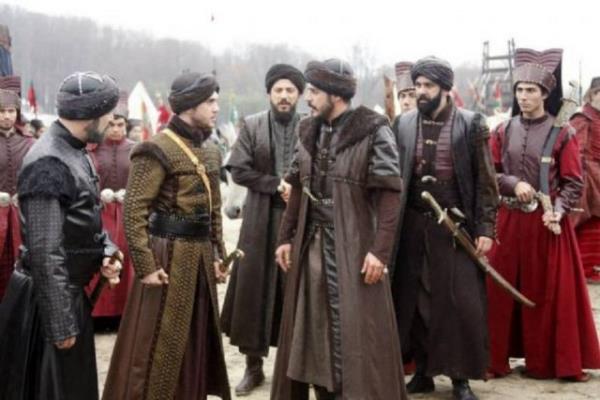 Celalzade Salih çelebi, Manisalı Senai Mehmed çelebi, Hayreddin Hızır efendi, Şems efendi, şair Lali çelebi, Karaçelebizade Hicri Mehmed Muhyiddin efendi, İstanbul kadısı, şair Muhyiddin Mehmed Hüseyni efendi gibi alimlerden dersler aldı.