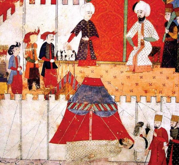 Şehzadenin hemen ayakucunda, imrahoru ve alemdarının başları gövdelerinden ayrılmış cesetleri görülmektedir.Resme göre o sırada Kanuni, otağı önünde kurulu tahtında oturmakta ve az önce işlerini bitiren cellatlardan dördü, yüzleri padişaha dönük bekliyor