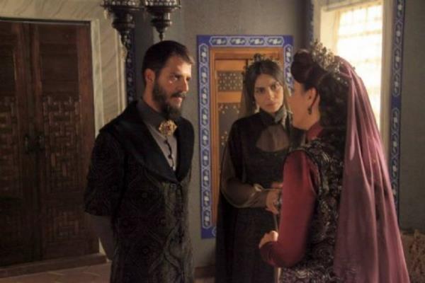 Bu konu ile ilgili olarak sultanın taht için kimi tercih ettiğini anlamak kolay değil çünkü hepsi onun oğlu ama yanında her zaman Rus karısı var ve bu kadın kendi oğullarını hep ön plana çıkarıp, sürekli Mustafa'yı kötülüyor.