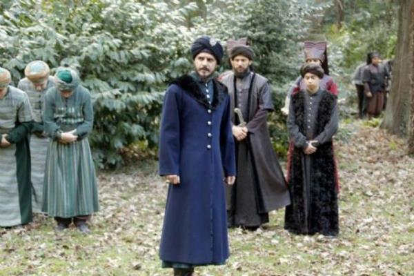 Yeniçerilerin Şehzade Mustafa'ya yatkınlığı olduğunu ve askerin, ihtiyarlığı sebebiyle sefere çıkamayan padişahın Dimetoka da oturmasını, Mustafa'yı hükümdar olmasını istedikleri dedikodusunun yayılmakta olduğunu bildirdi.