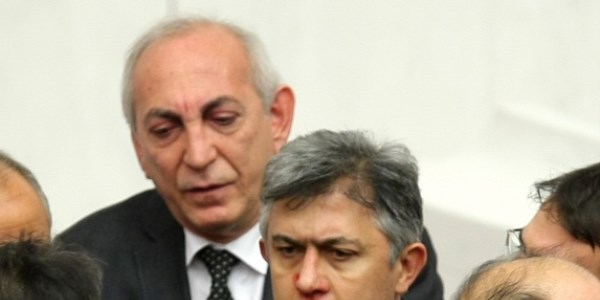 Meclis'te yumruk yumruğa kavga