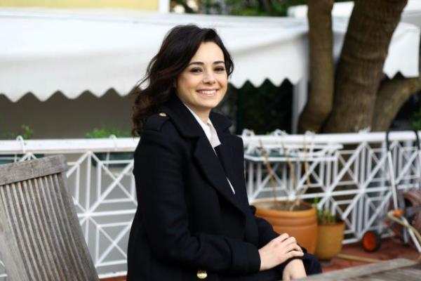 Liseden sonra Müjdat Gezen Sanat Merkezi'ne oradan da İstanbul Devlet Konservatuarı Tiyatro Bölümü'ne girdi.