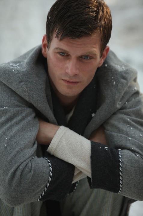 Adını ilk kez 2002'de 'Best Model Türkiye' birincisi, ardından da 'Best Model World' birincisi olarak duyuran Kıvanç Tatlıtuğ, doğum yeri olan Adana'da Fiskobirlik, Güney Sanayii, Çukurova Kulübü, Devlet Su İşleri ve Tarsus Amerikan Kulübü’nde basketbol oynadı. 1997’de babasının ciddi bir kalp ameliyatı geçirmesinin ardından ailesiyle birlikte Adana’dan İstanbul’a taşındı. İstanbul Kalamış Lisesi’nden mezun olan Tatlıtuğ'un aklı fikri basketboldaydı. Tek hayali NBA’de basketbol oynamak olduğu için Ülkerspor’dan gelen cazip teklifi hemen kabul etmiş ve orada iki yıl forma giymiş. Sonra bir yıl Beşiktaş, bir yıl da Fenerbahçe’de oynamış. Ancak dönüş yaptığı Beşiktaş takımında sakatlanması tüm hayallerini suya düşürmüş ve profesyonel basketbol hayatına son vermiş.