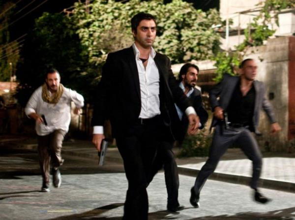 Kanada'da eğitimini tamamladıktan sonra altı yıl, ABD'de kalan Necati Şaşmaz, daha sonra Ankara'da sigorta acentası açtı.