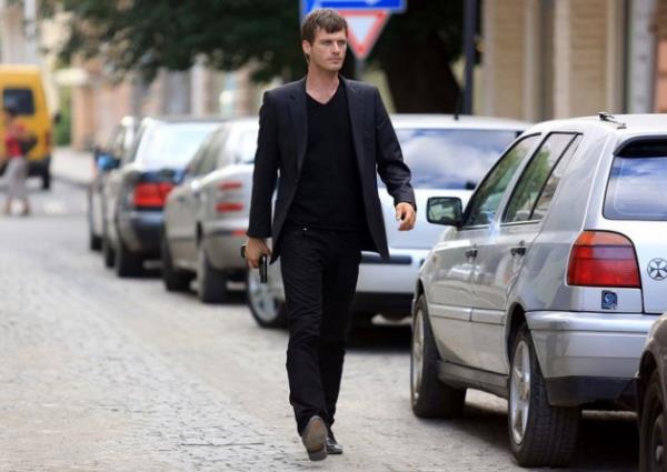 O dönemlerde yakın çevresinin sürekli fiziğine iltifatlarda bulunduğunu, model olması için kendisini yönlendirmeye çalıştığını söylüyor Kıvanç Tatlıtuğ. O ise bunlara hiç kulak asmamış. Ta ki annesinin yaptığı sürprize kadar! Annesi, Beylikdüzü’ndeki bir marketin camında ‘Profesyonel mankenlerle çalışır mısınız?’ ilanını görünce, Tatlıtuğ’un yanında bulunan bir fotoğrafını gönderdi. İlan verilen şirketten kendisini aradıklarında şaşkına döndü ama teklifi de kabul etti. ‘Ben sporcuyum ne işim olur mankenlikle’ derken bir anda kendini defilede buldu. Daha sonra gelen teklifleri değerlendiren Kıvanç, işin hoşuna gitmesiyle bu mesleğe profesyonel olarak başladı.