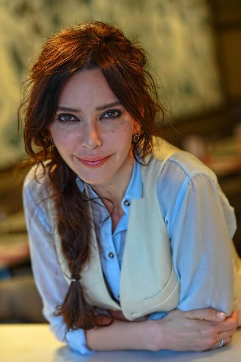 Yıldız Kenter’in öğrencisi Mimar bir baba ile psikolog bir annenin kızı olan Hande Ataizi, oyuncu olmaya daha küçük yaşlarda karar verdi.