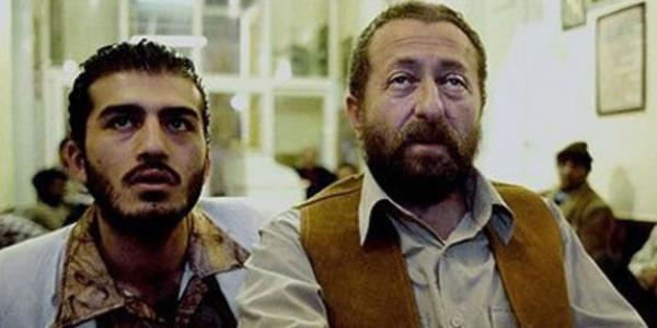 Babası başlarda onun oyuncu olmasını istemese de sonunda Demirkubuz onu da ikna etti. Böylece Ufuk Bayraktar Zeki Demirkubuz'un yönettiği Bekleme Odası'yla kariyerine başladı.