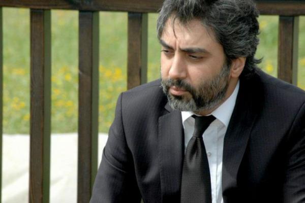 Çok geçmeden Osman Sınav'la iş görüşmek için İstanbul'a geldi. "Seni bir dizide başrolde düşünüyorum" dedi. Şaşmaz'ı Polat Alemdar yapan Kurtlar Vadisi böyle başladı.