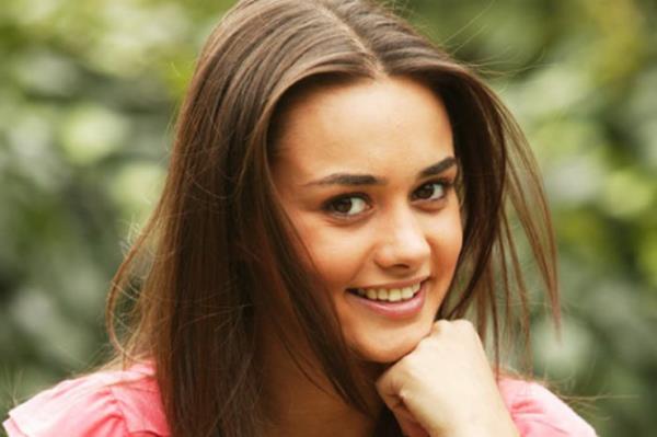 Bir dönem çok izlenen Küçük Kadınlar'da rol alan Hande Soral, Komedi Dükkanı dizisini izlemeye gitti, hayatı değişti. Soral, Tolga Çevik ile konuk oyuncu olarak sahneye çıktı. Sahnede 5 dakika kalması gerekirken tam 45 dakika kaldı.