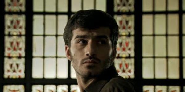 Biraz haylaz bir çocukmuş Bayraktar. Lise sona kadar Gürsoy Koleji'nde okuyup sonra okuldan atılmış.