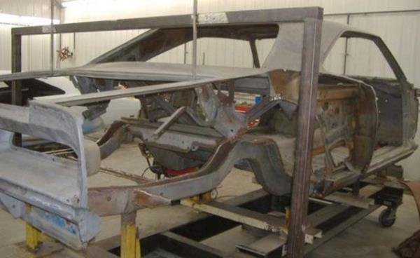 Bir otomobil tutkunu hurda halde aldığı Dodge Super Bee modelini öyle bir hale getirdi ki, görenler bu restorasyon karşısında şaşkınlıklarını gizleyemiyor!