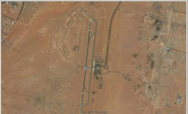 Google'ın uydu fotoğraflarında görülmeyen üs, uzaktan bakıldığında kum tepeleriyle örülmüş çölden bir araziden başka bir şey değil.